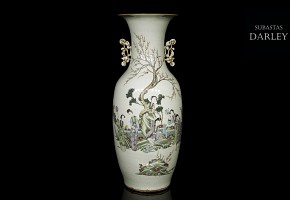 Chinese vase decorated with ladies, 19th century