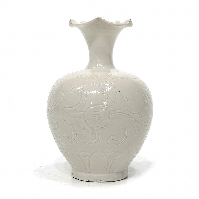 A Qingbai ceramic vase, Song style.