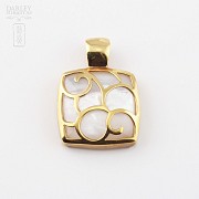 Natural mother of pearl pendant in 18k yellow gold