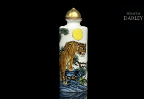 Enameled porcelain snuff bottle, with Yongzheng mark