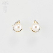 Earrings in 18k yellow gold and diamonds and pearls. - 4