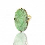 A 14 k gold ring with carved jade