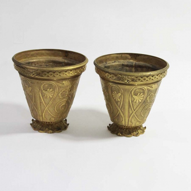 Pair of golden bronze pots. - 1
