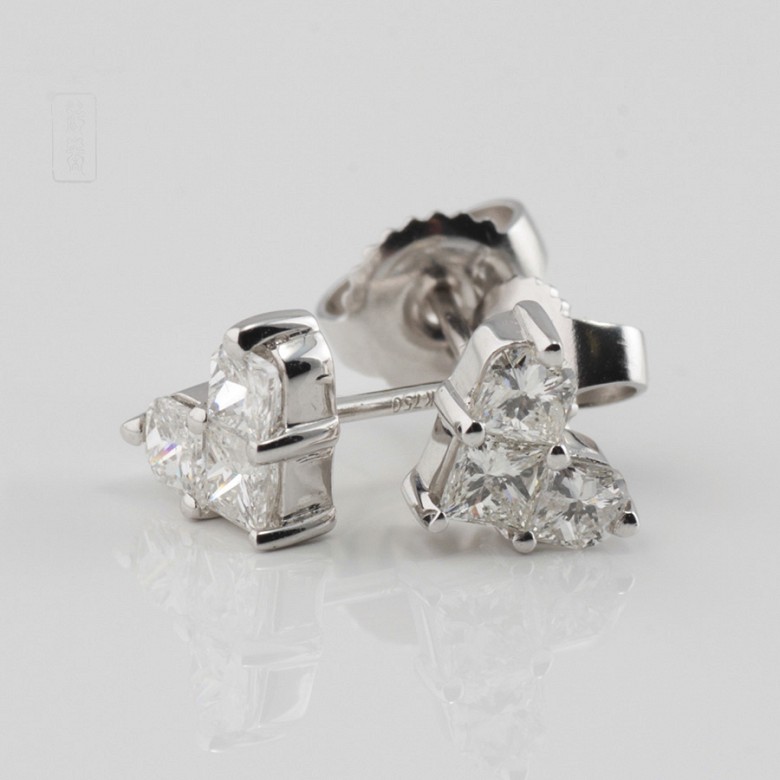 Pair of earrings in 18k white gold and diamonds. - 1