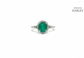Ring with central Colombian emerald of oval size.
