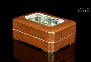 Caja de porcelana con tapa, con marca Qianlong