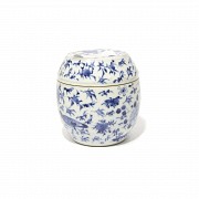 Vessel with lid in Chinese porcelain, 19th century