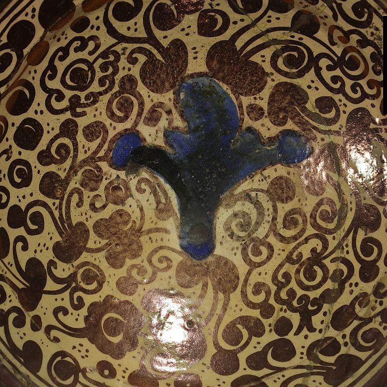 Small basin with central blue fleuron design and metallic lustre, 17th century - 2