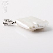 Colgante Perla Barroca natural con Diamantes en oro blanco de 18k. - 2