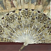 Fan with carved and gilded mother-of-pearl, 19th century