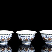 Tres pequeños cuenco de porcelana, S.XX