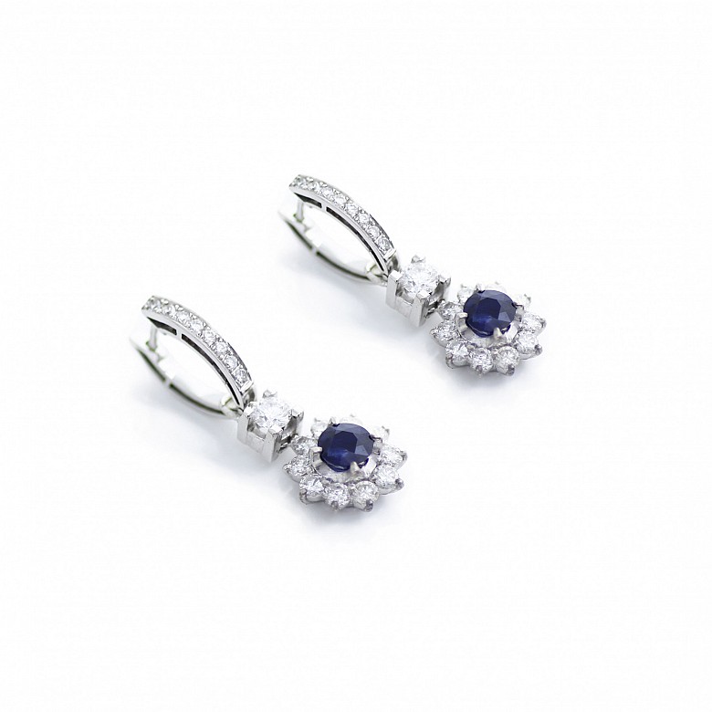 Earrings in 18k white gold with sapphires and diamonds