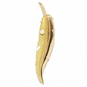 Feather brooch in 18k yellow gold