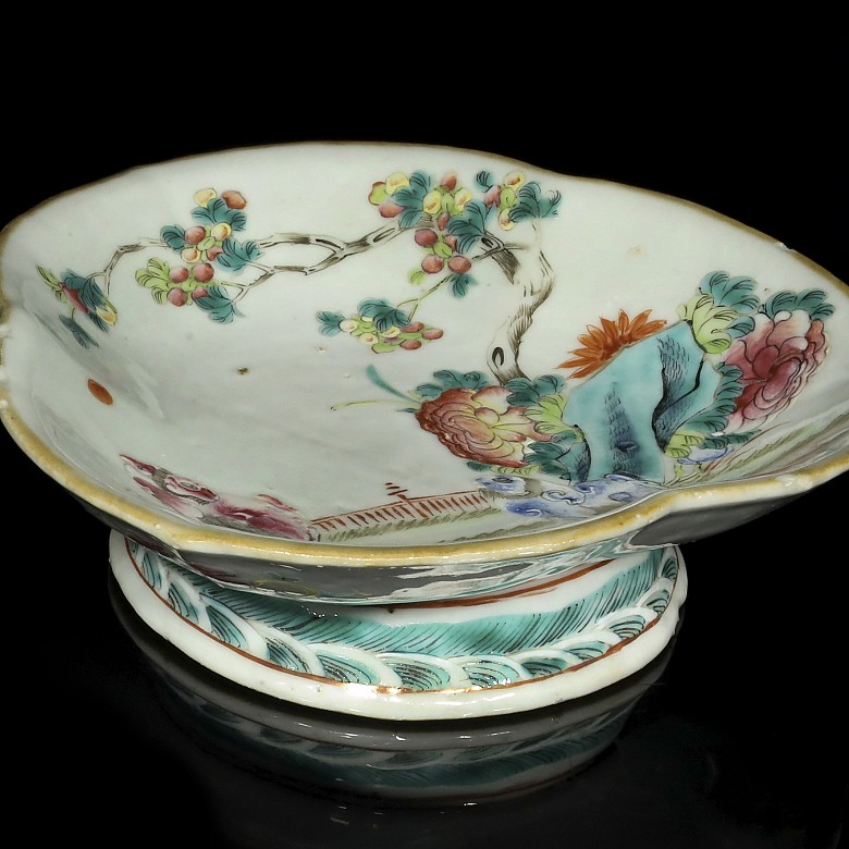 Lot with three enameled porcelain bowls, 19th - 20th century