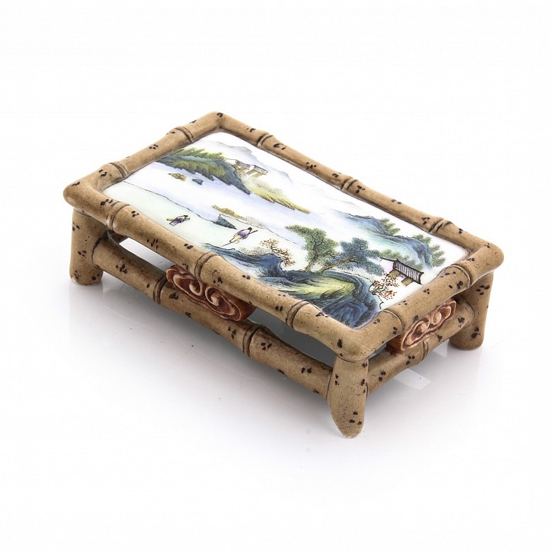 Miniature porcelain table, Qing dynasty.