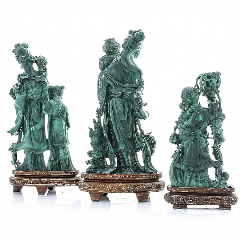 Tres esculturas de malaquita sobre peana de madera, s.XX