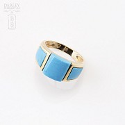 Turquoise ring in 18k yellow gold.