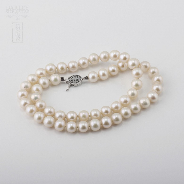 Collar de Perlas blancas  con cierre  de oro blanco