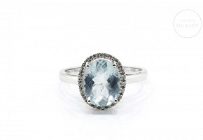 Aquamarine and diamond ring in 18k white gold