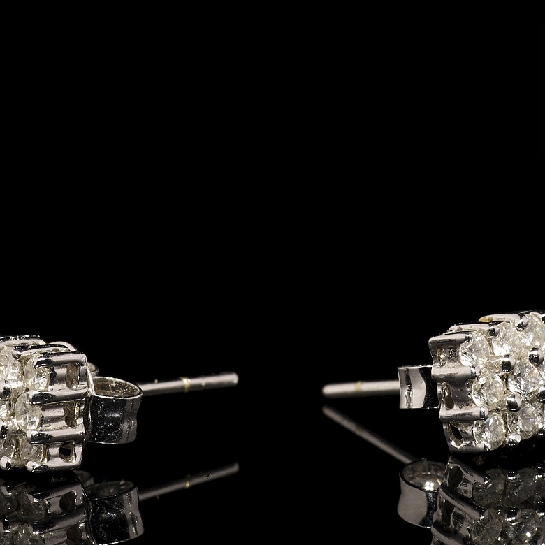 Pendientes modelo dormilona en oro blanco 18 k y diamantes