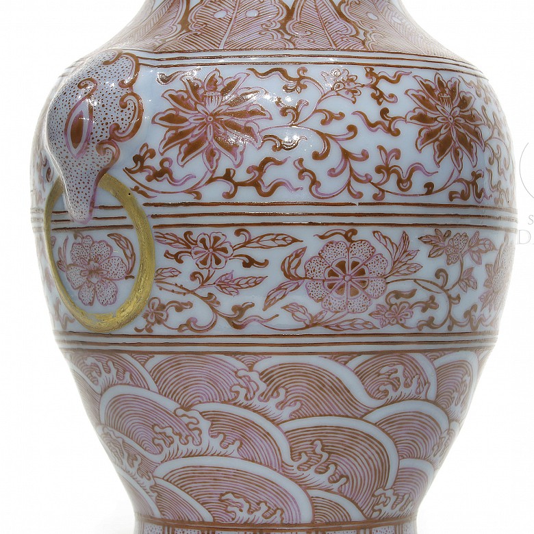 Vase with enamelled decoration, Qianlong period (1736 - 1795).