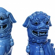Pareja de perros foo de porcelana esmaltada, China, s.XX