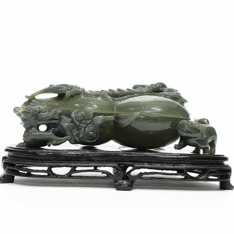 Gourd-shaped brush cleaner in green jade, 20th century