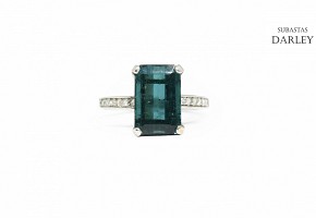 18kts white gold ring with tourmaline and diamonds