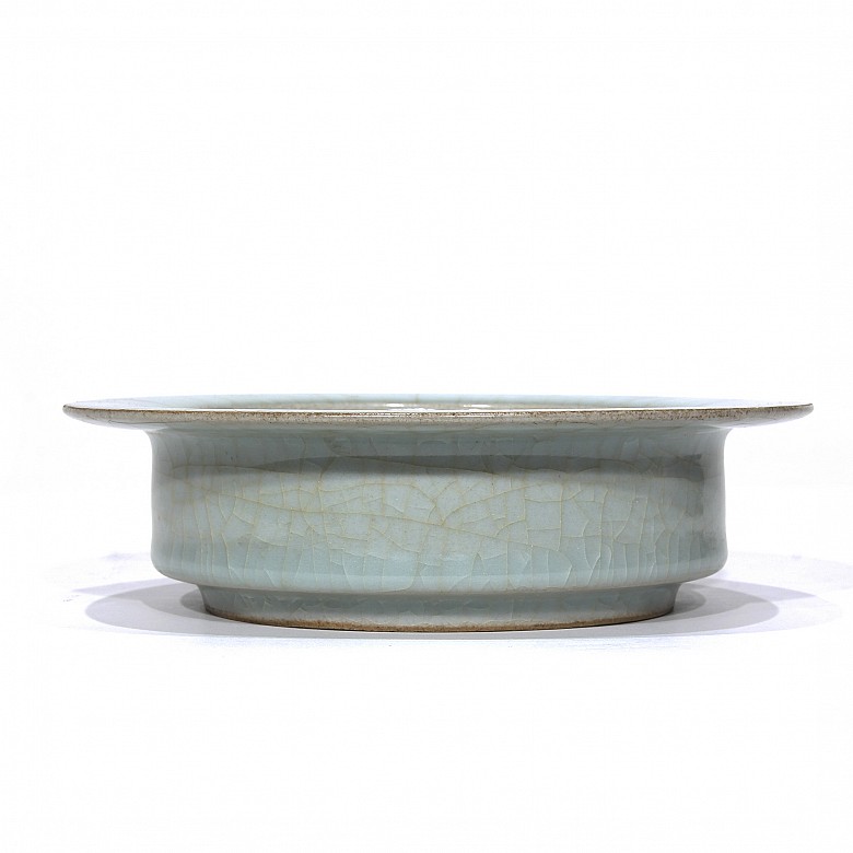 Plato de cerámica Longquan, dinastía Song del sur (1127 - 1279).