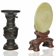 Dos objetos decorativos, bronce y piedra, S.XX