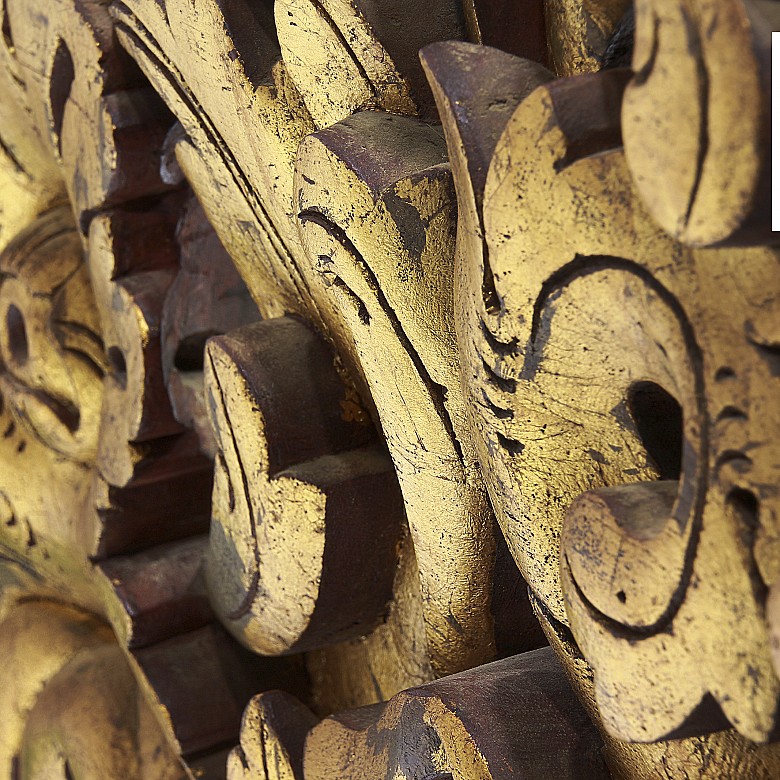 Dintel de madera tallada con roleos de acanto, Bali, Indonesia, s.XX