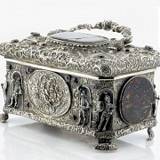Caja de plata con gemas engastadas, S.XIX
