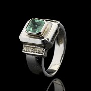 Ring in 18k white gold, diamonds and an emerald - 1