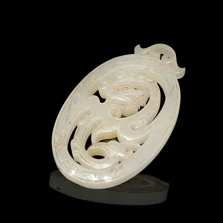 Carved jade oval pendant, Western Han dynasty