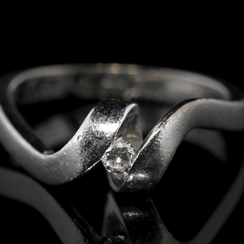 Anillo de oro blanco 18 k con un pequeño diamante