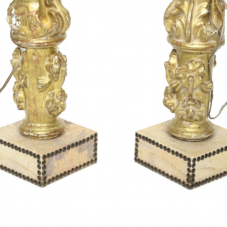 Pair of small gilded columns, with lamp, 18th century
