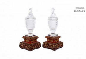 Dos jarrones de cristal con peanas chinas de madera.