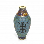 A cloisonné enamel snuff bottle with lotuses, Qing dynasty