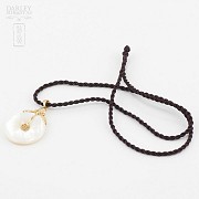 Pendant in 18k yellow gold and natural mother-of-pearl - 2
