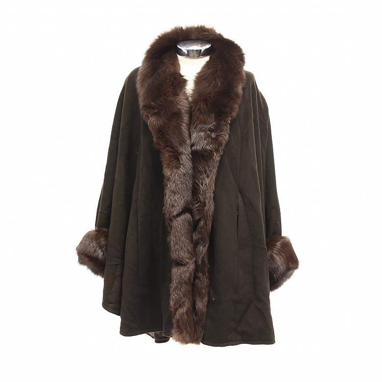 Abrigo corto con cuello de cashmere y cuerpo de lana