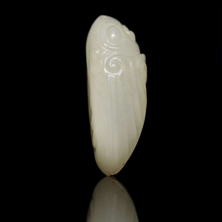 Cigarra de jade blanco tallado, dinastía Zhou