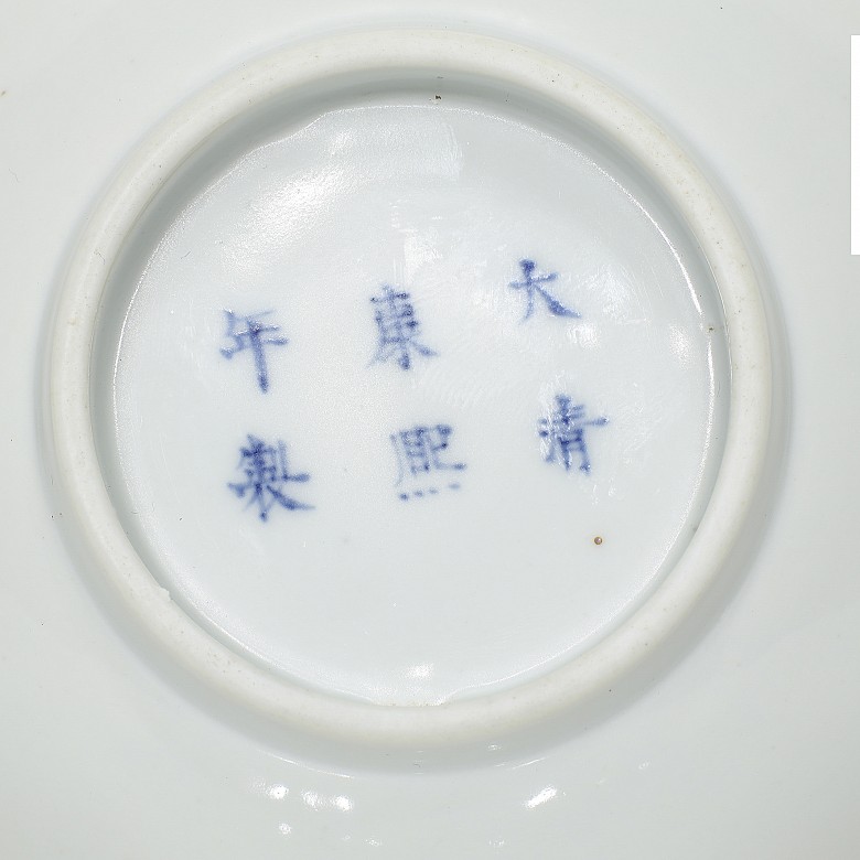 Cuenco de porcelana con peces, con marca, S.XX