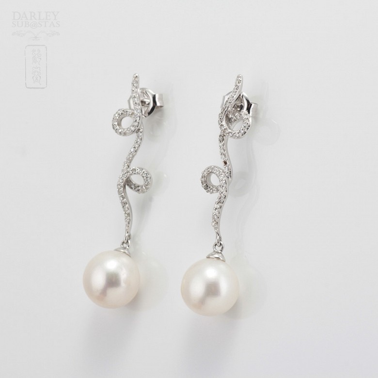 Pendientes en oro blanco 18k con perlas blancas y diamantes. - 1