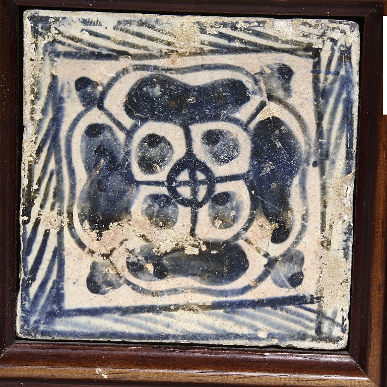 Dos azulejos góticos de cerámica esmaltada, s.XV