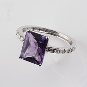 18k white gold ring with amethyst and 6 diamonds.