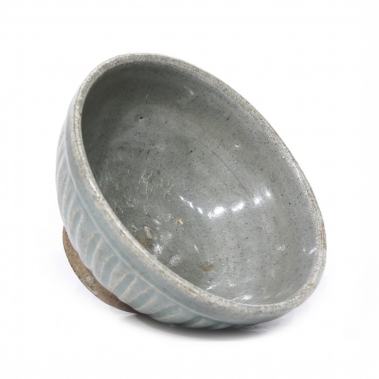 Bowl with carved decoration, Sawankhalok, 14th-15th centuries - 2