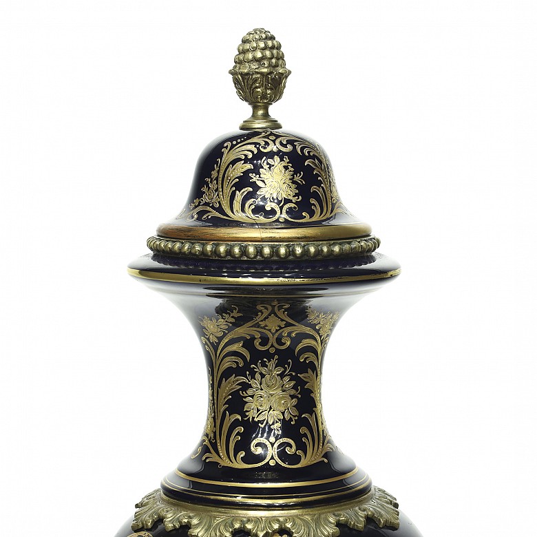 Jarrón de porcelana y bronce, estilo francés, S.XX