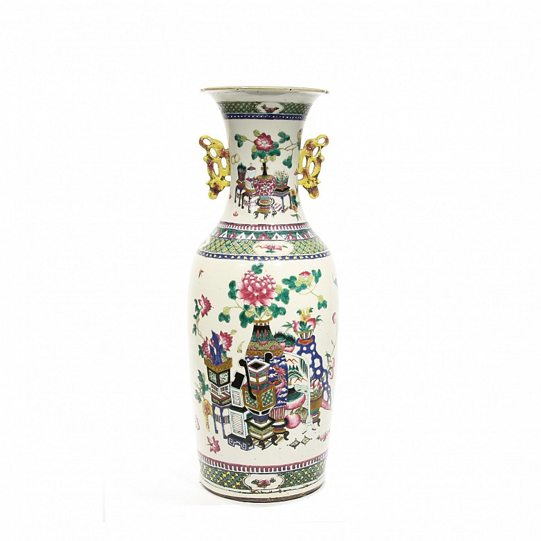 A chinese vase with openwork handles, Qing dynasty.