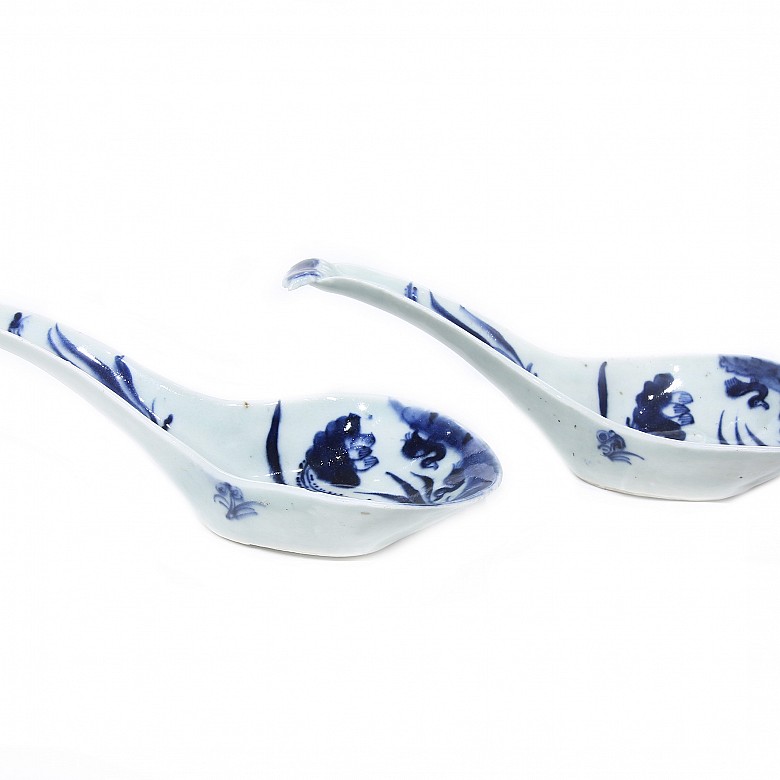 Pareja de cucharas de porcelana con flores de loto, China, s.XIX