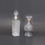 Conjunto de dos licoreras de vidrio tallado, con collar de plata, pps.s.XX